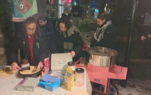 Une petite soirée sympathique sur la Place de la République ce Vendredi 06 Décembre 2024 devant les enseignes de R'Lane (Salon de coiffure) et de la Brasserie de l'Hardillière. Un moment bien convivial, l'occasion de découvrir quelques exposants, d'y faire quelques emplettes et d’échanger tout simplement quelques mots entre visiteurs…Sans oublier de s’arrêter au stand tenu par les Mamans de notre club, pour y déguster une crêpe ou encore une barbe à Papa, voire une bonne petite bière de Noël chez Lahcène, avec modération évidemment. Merci à toutes les personnes présentes, aux exposants, et aux organisateurs à l’origine de cette belle initiative, ils se reconnaitront…Et cerise sur le gâteau, le Père Noël venu tout spécialement de Laponie…