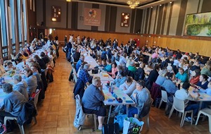 Loto du Samedi 02 Novembre 2025...(Carton plein !!!...).

Une salle comble, toutes les places disponibles occupées, une affluence record, des lots exceptionnels… (Belle récompense pour le temps que nécessite cet évènement, plusieurs heures de travail et de présence…D’autant que ce week-end était particulièrement éreintant avec la veille, la soirée Disco des Années 1980).

Merci tout d'abord aux participants d'avoir répondu présent, à nos donateurs, à toutes les personnes du club présentes ou de passage, sans omettre certains parents ou tout simplement bénévoles d'un soir, à Maxime, et évidemment à la Municipalité pour la mise à disposition de la salle Art et Culture. Au risque d’en oublier des noms dans nos différents rôles alloués, je préfère ne pas citer, ils ou elles se reconnaitront…Quelques photos pour mettre en valeur l'évènement et de démontrer cette belle affluence.