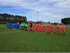 La marche était sans doute un peu trop haute, avec ces trois divisions d'écart qui séparaient nos deux équipes...Mais peu importe, nos joueurs ont vaillamment défendu nos couleurs dans une rencontre disputée sous le signe du fair-play et du respect… Avec  également ce côté émouvant lorsque Gabriel procéda au coup d’envoi…